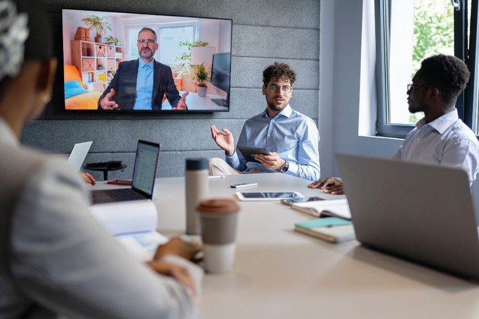 How to Effectively Manage Your Hybrid Team