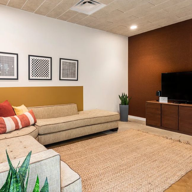 A room with comfortable seating space and TV by Urban Office in TX